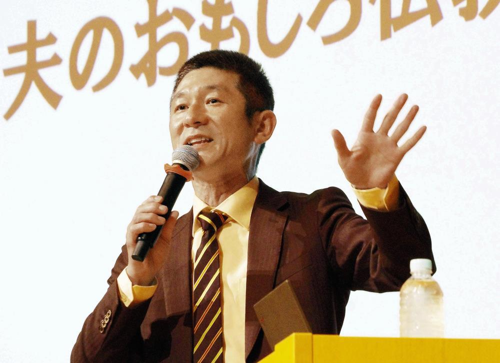 仏教の教えを軽妙な口調で紹介する哲夫さん