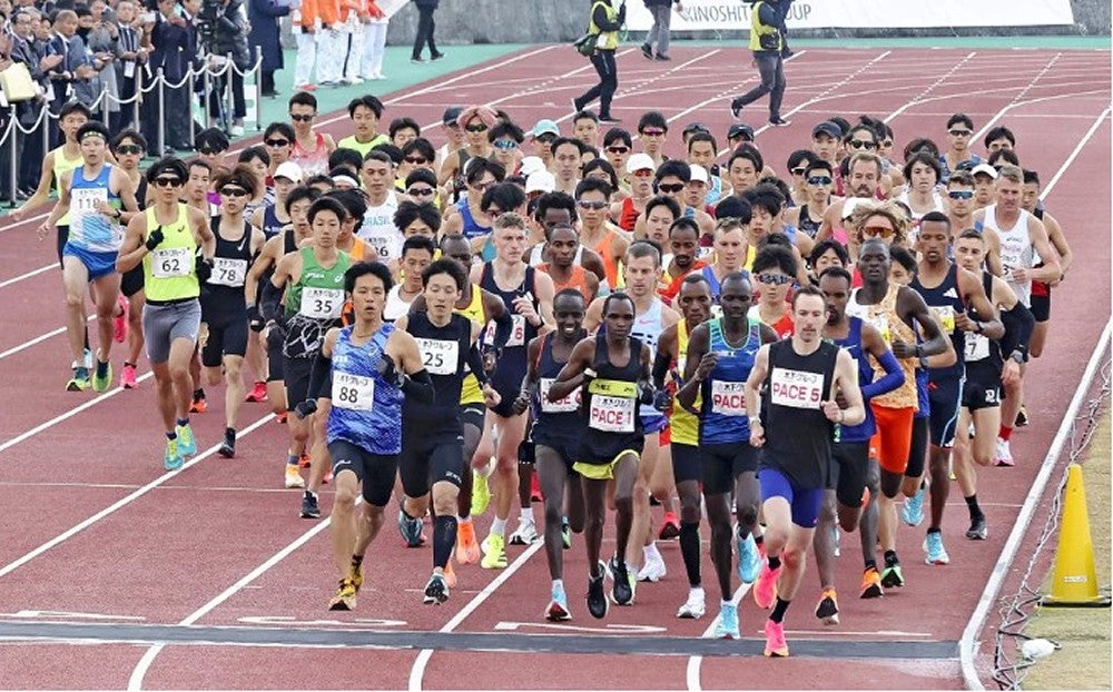 一斉にスタートする選手たち（２０２３年１２月３日、福岡市中央区の平和台陸上競技場で）＝佐伯文人撮影