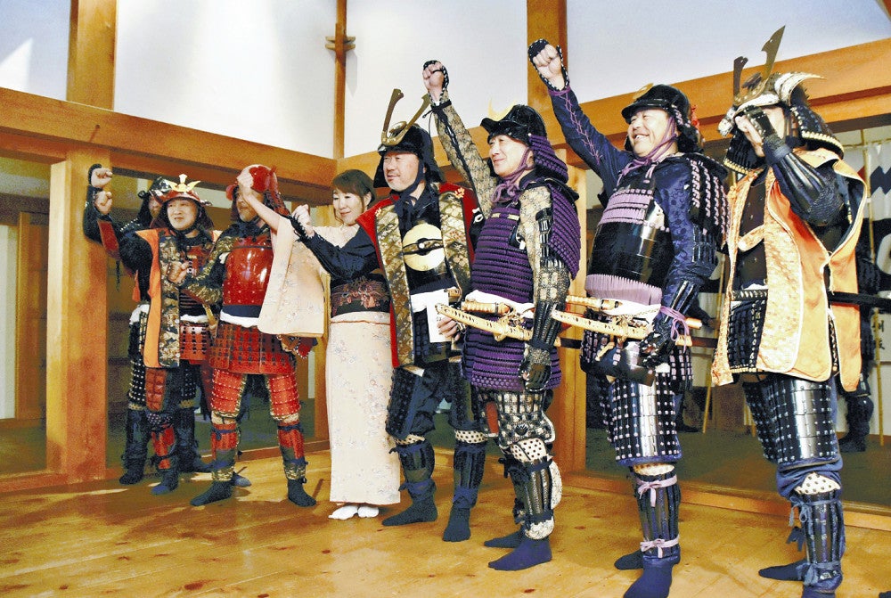 大洲城では、宿泊客も含めて甲冑（かっちゅう）や着物姿で入城セレモニーが行われる（愛媛県大洲市で）