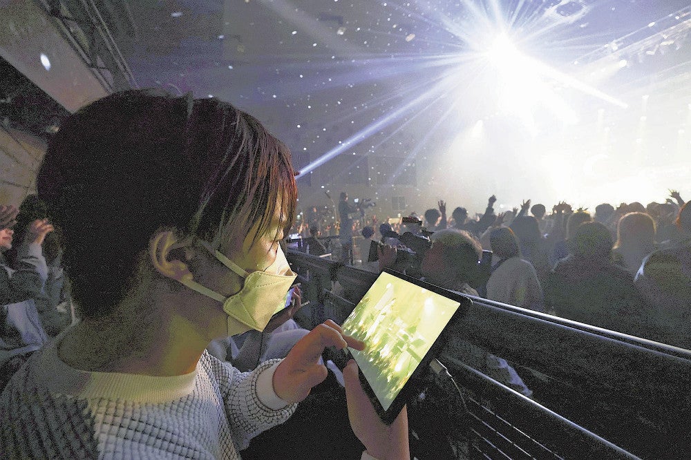 配布されたタブレットを使えば、ステージの様子を拡大して見ることもできる