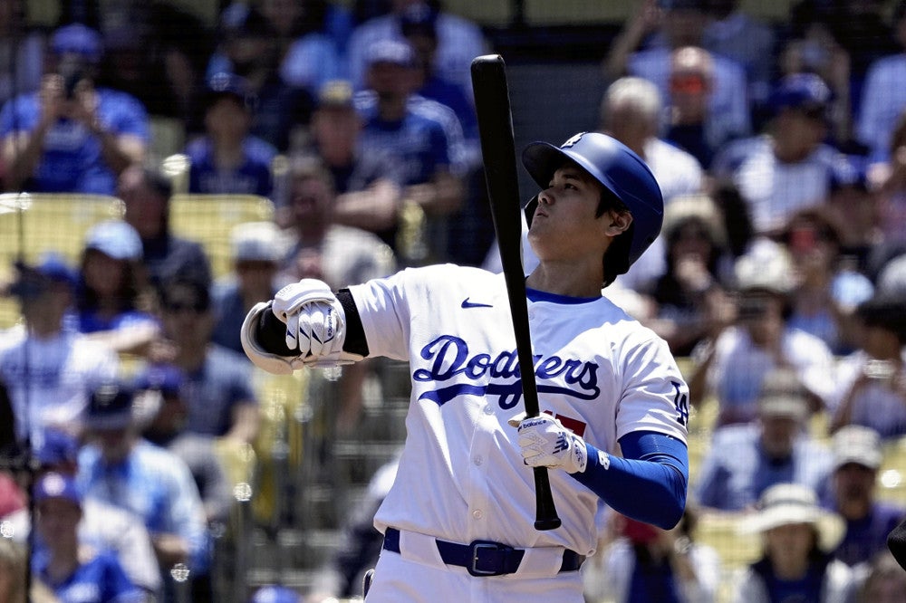 マーリンズ戦の１回、打席で虫を払う大谷翔平（８日）＝ＡＰ
