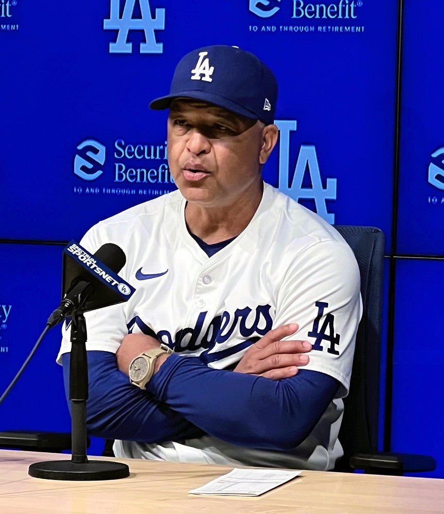 試合後の記者会見で質問に答えるロバーツ監督（５月８日、ロサンゼルスのドジャースタジアムで）＝帯津智昭撮影