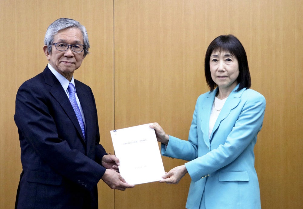 森田朗座長（左）から中間報告を受け取る人事院の川本裕子総裁（９日）