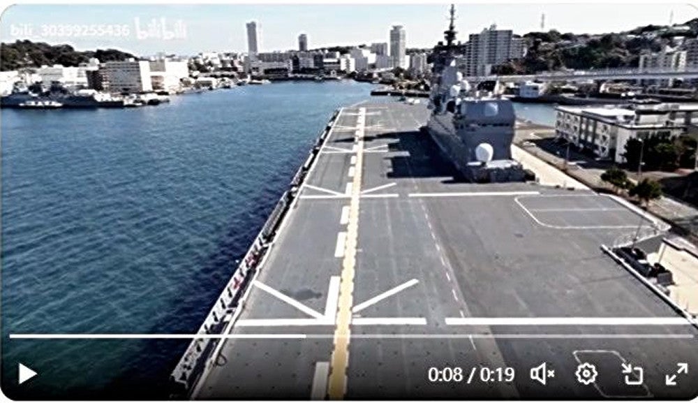 Ｘに転載された動画。防衛省は「いずも」をドローンで撮影した可能性が高いと見ている（Ｘから）