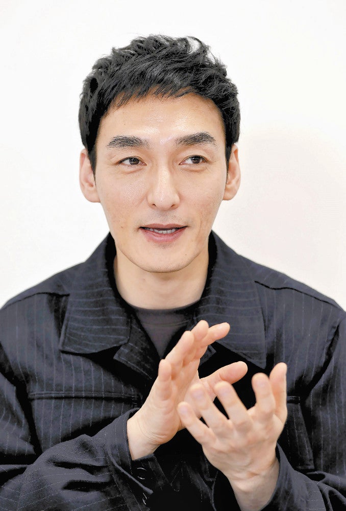 ビンテージ好きで知られる。「古き物の良さや魅力という点で、時代劇にも通じるものがある。人や物の大事な根源を表現したいと思いました」＝永井秀典撮影