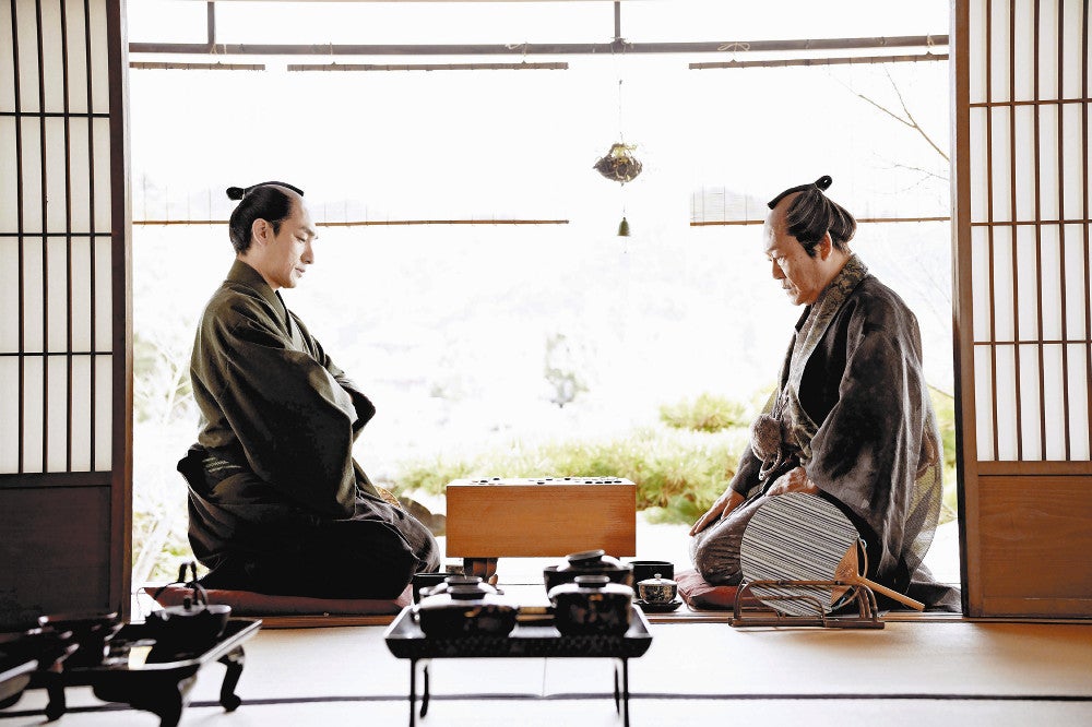 碁を通じて交友を深める源兵衛（右、國村隼）と格之進。盤上の静かな戦いも見所だ