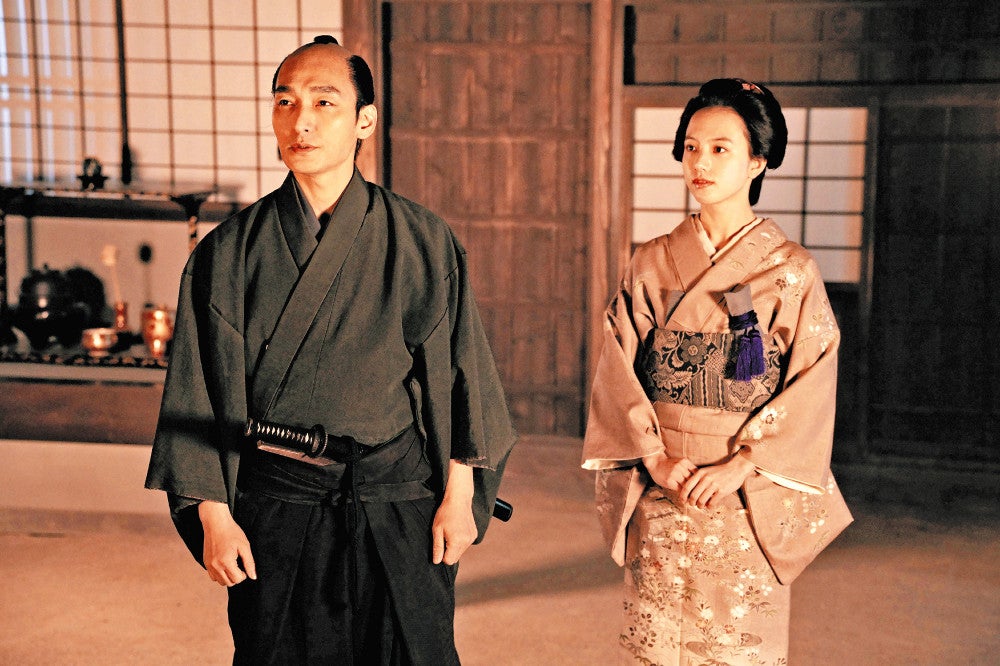 格之進と娘の絹（右、清原果耶）は実直な暮らしを送っていた