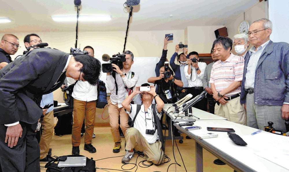 山下代表（右）に謝罪する木内室長（左）