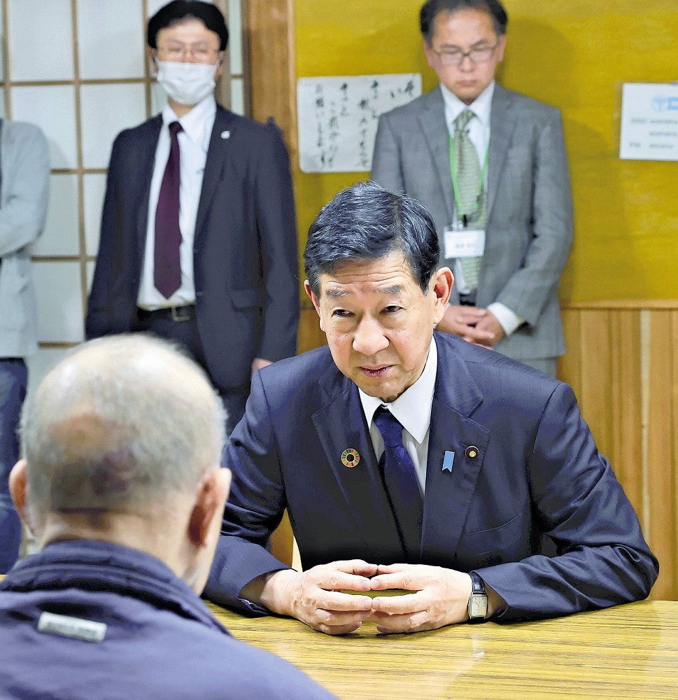 松崎副会長（手前）の話を聞く伊藤環境相