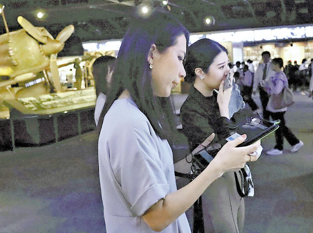 展示を見学するセミファイナリストら
