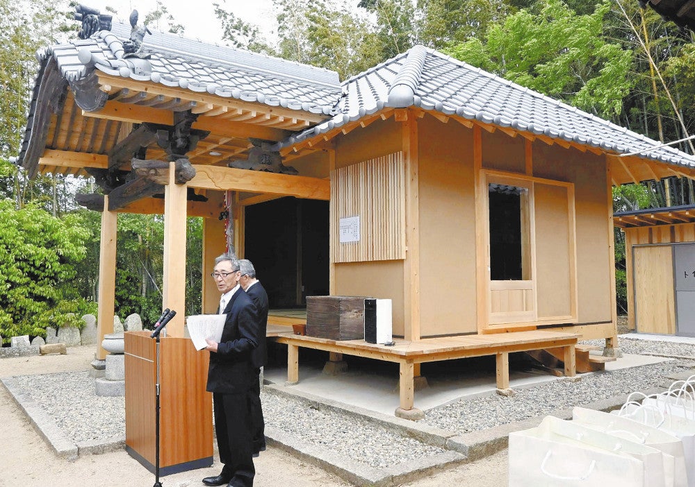 幸田大師堂の再建を祝う法要でこれまでの経緯を説明する関係者ら