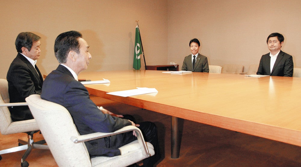 中間貯蔵施設についての協議に臨む井原市長（右）ら