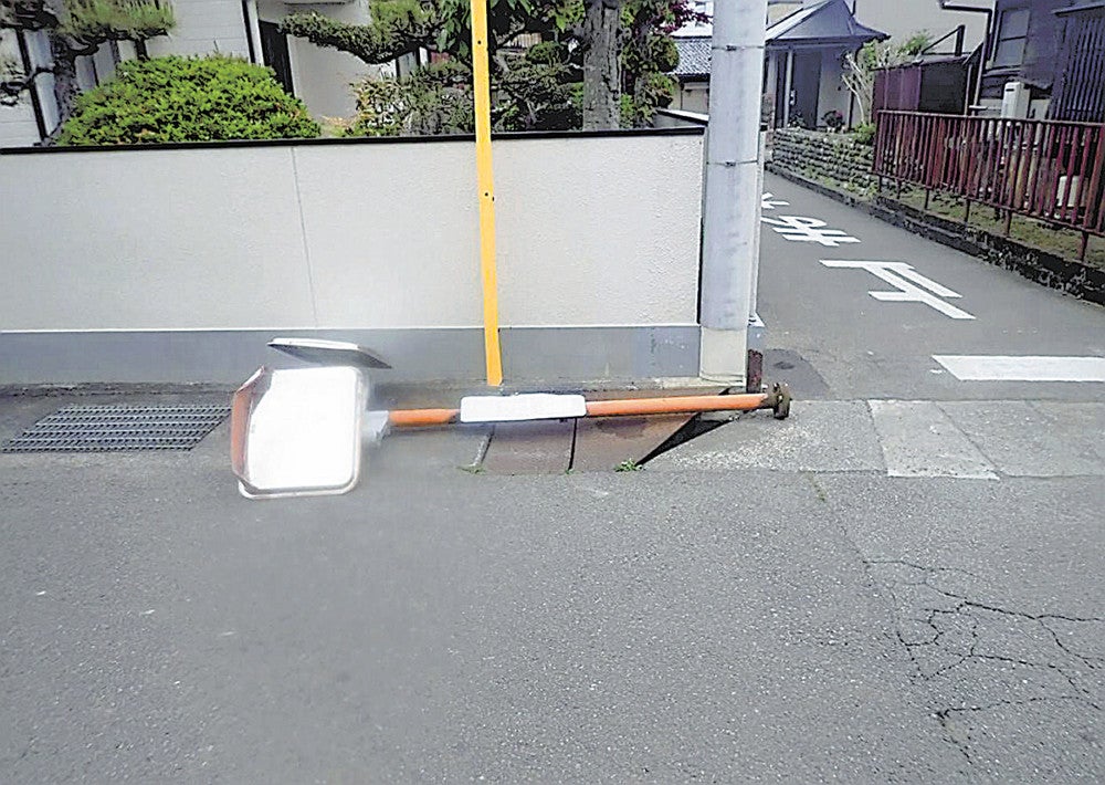 強風で倒れたカーブミラー＝新居浜市提供