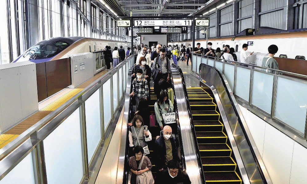 多くの観光客らが降り立つ北陸新幹線福井駅のホーム（４月２７日、福井市で）