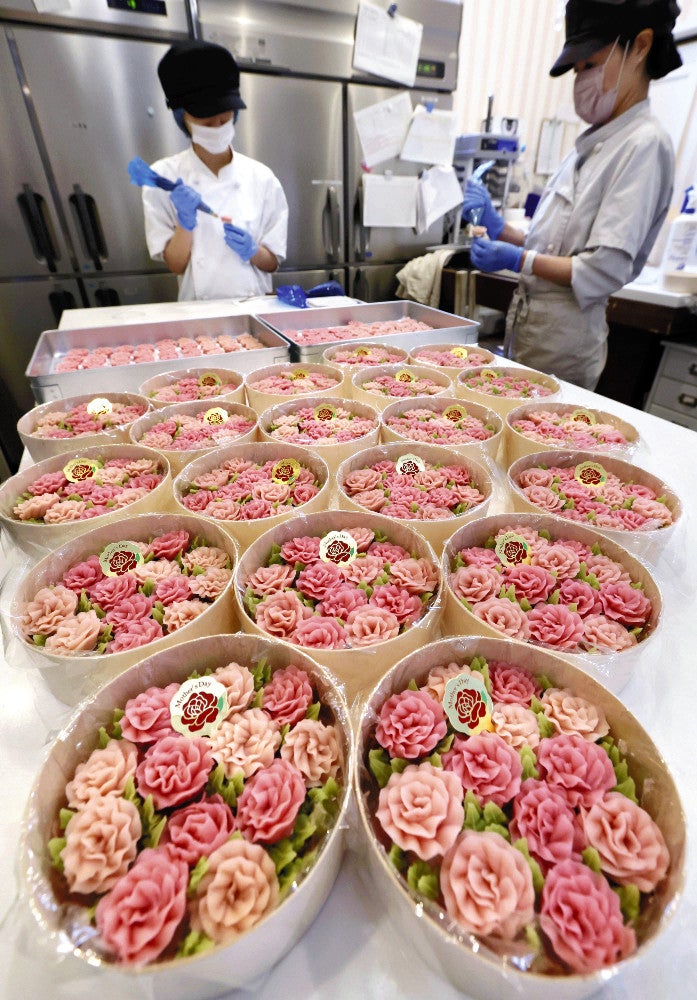 手作業で作られたカーネーションの花をかたどったおはぎ（兵庫県芦屋市で）＝前田尚紀撮影