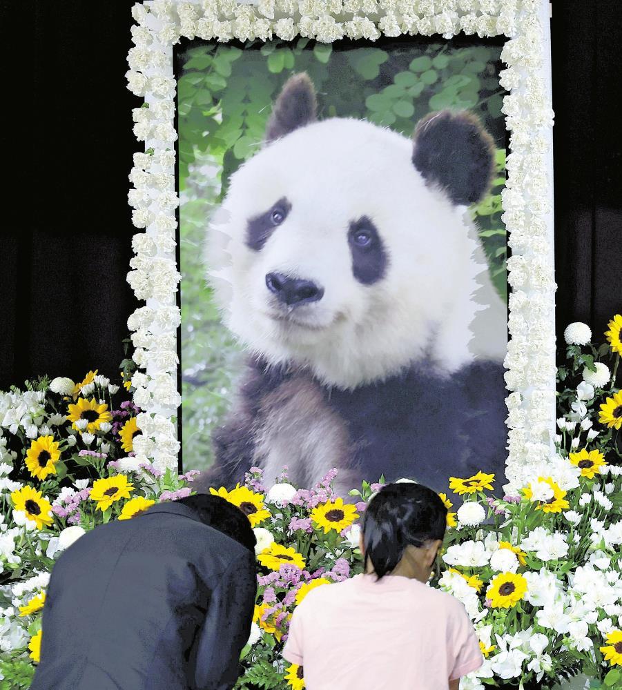 「タンタン」の追悼式で献花する参列者たち（１０日、神戸市灘区で）