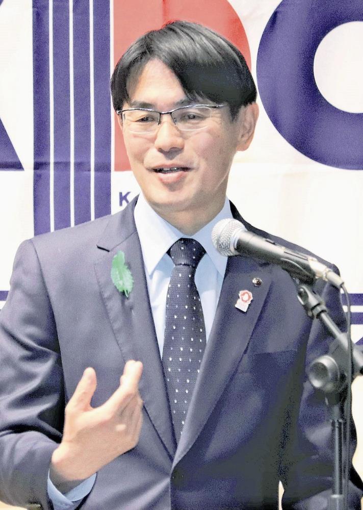 講演で就任１年目を振り返る山下・奈良県知事（１０日午後、大阪市内で）