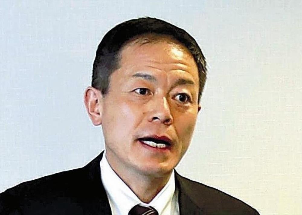 報道陣の取材に応じる長谷川参院議員（４月６日、札幌市中央区で）