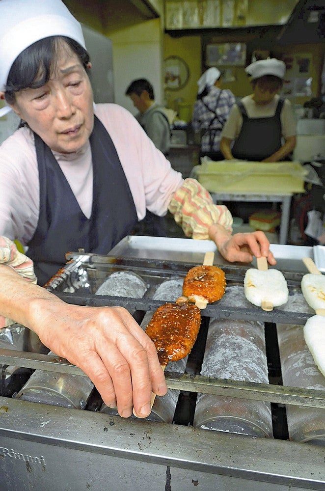 創業以来、五平餅を焼き続けた長尾美佐子さん（岐阜県恵那市で）