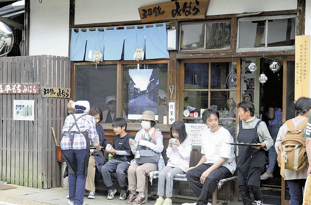 焼き上がりを待つ多くの客でにぎわう「みはら」