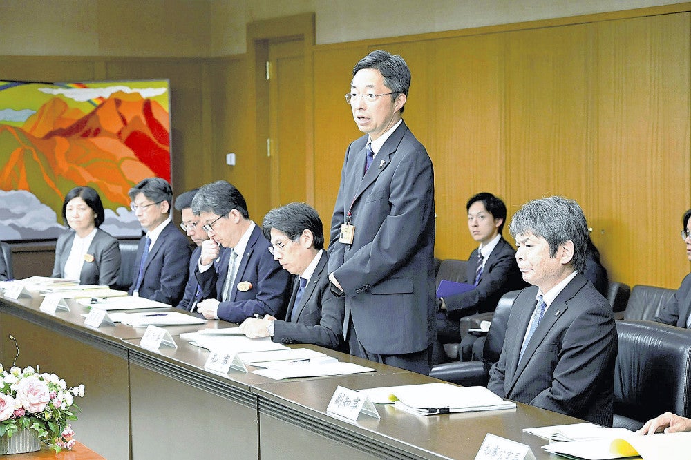 県町村会との面会であいさつする木村知事（中央）