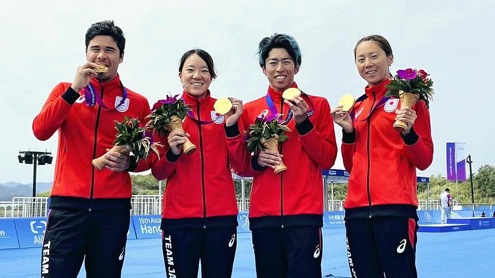 昨秋のアジア大会では混合リレーで日本の３連覇にも貢献したニナー賢治（左端）と高橋侑子（左から２人目）、北條巧（３人目）、佐藤優香（４人目）（Ｃ）Ｔｒｉａｔｈｌｏｎ　Ｊａｐａｎ　Ｍｅｄｉａ