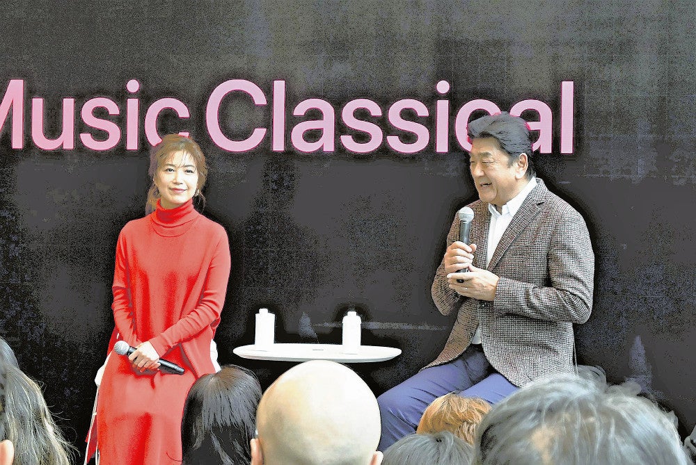 今年１月、東京・表参道の「アップル表参道」で行われたプレス発表会にゲストアーティストとして登壇したギタリストの村治佳織（左）と指揮者の佐渡裕