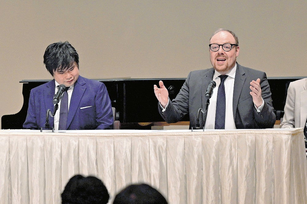 先月２２日、ピアニストの辻井伸行（左）との専属契約について都内で記者会見するＤＧのトラウトマン社長。ステージプラスでは１８日に辻井のコンサート映像がプレミア配信される　（ｃ）Ｒｙｏｔａ　Ｍｏｒｉ
