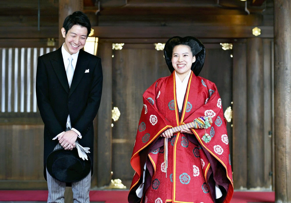 結婚式を終えた守谷慧さんと絢子さん＝２０１８年１０月２９日撮影