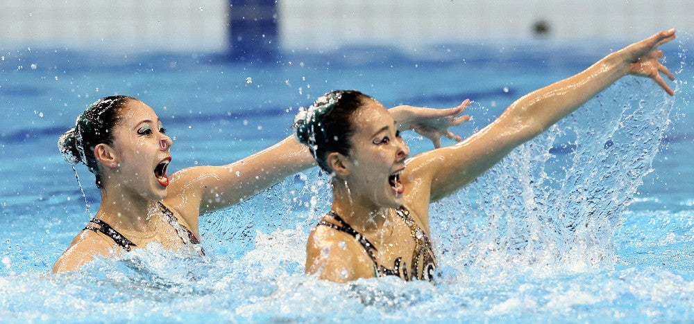 パリ五輪代表に選ばれた比嘉もえ（左）と安永真白組（２０２３年１０月、中国・浙江省杭州市で）