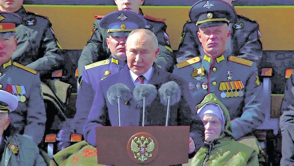 ９日、モスクワの「赤の広場」で演説するプーチン露大統領＝露大統領府提供、ロイター