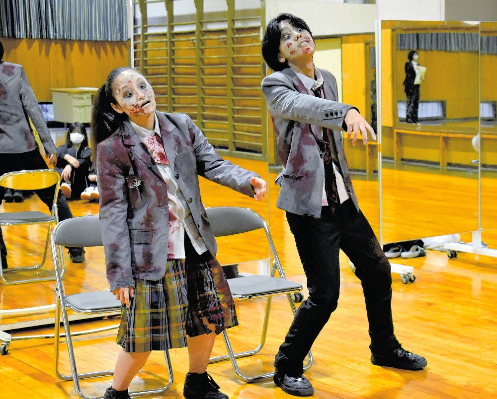 ゾンビの姿で練習に励む桐生市立商業高の生徒ら（群馬県桐生市で）