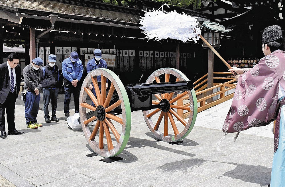 アームストロング砲のレプリカ（中央）のお祓いを受ける県工業連合会の関係者ら