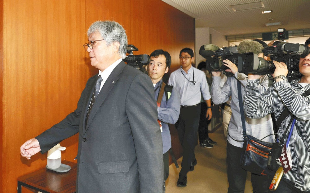 全員協議会に出席し、険しい表情で町長室に戻る脇山町長（１０日午前、佐賀県玄海町で）＝秋月正樹撮影
