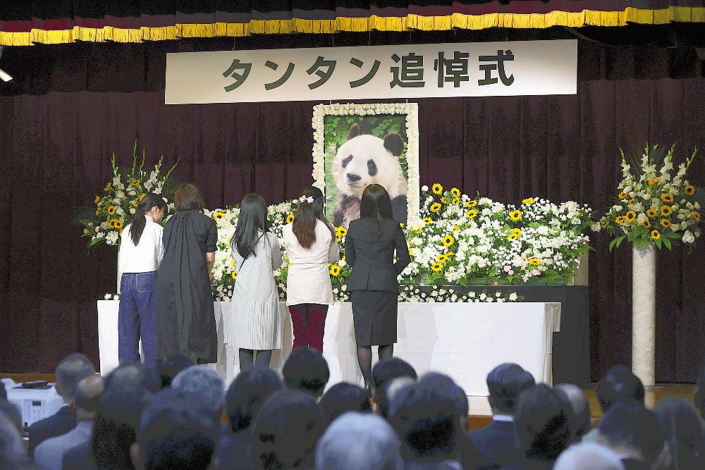 追悼式で献花する参列者ら（神戸市灘区で）＝宇那木健一撮影