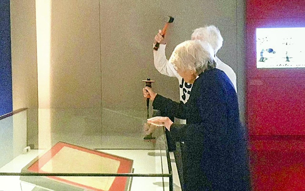 ロンドンの大英図書館で「マグナ・カルタ」の展示ケースを割ろうとした環境活動家ら（１０日）＝ＡＰ