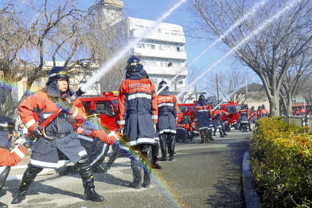 出初め式で一斉放水をする消防団員（１月６日、宇都宮市で）