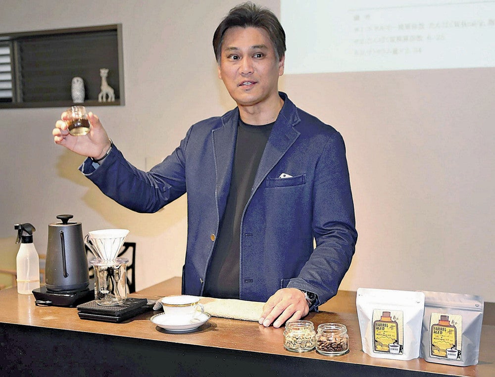「バレルエイジドコーヒー」をいれる北山代表