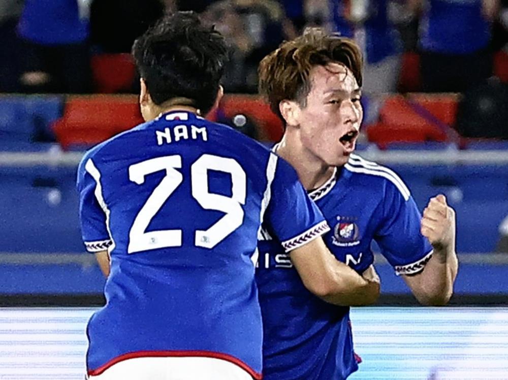 後半、同点ゴールを決めた横浜Ｍ・植中（右）（１１日）＝桐山弘太撮影