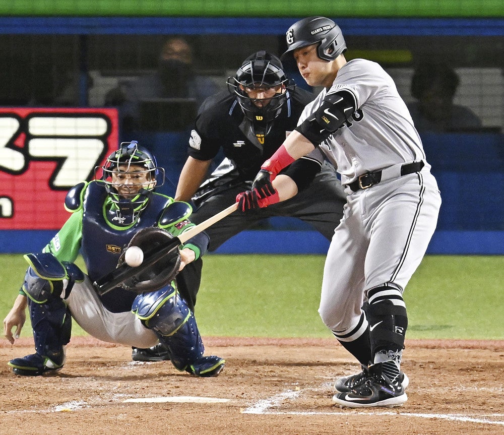 ４回１死１塁、岡本和が勝ち越し２ランを放つ（捕手・中村）（１１日）＝西孝高撮影