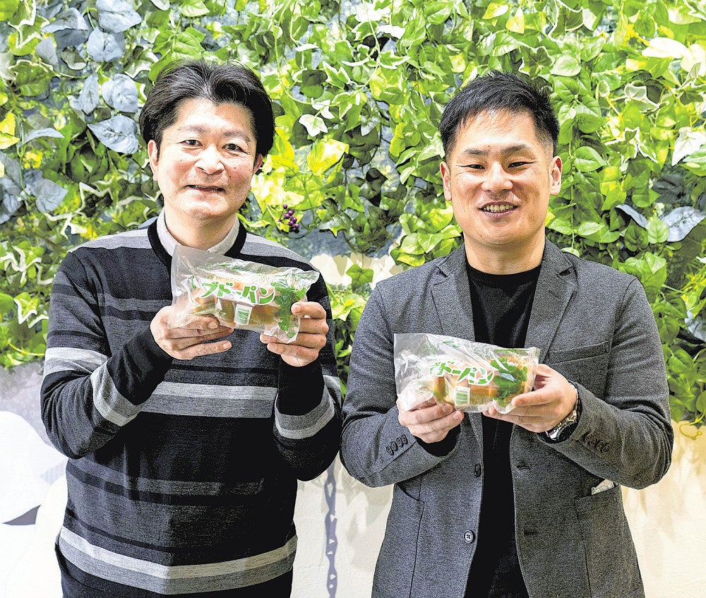 ブドーパンを復活させた黒木さん（右）と山本さん＝八雲ことぶきフーズ提供