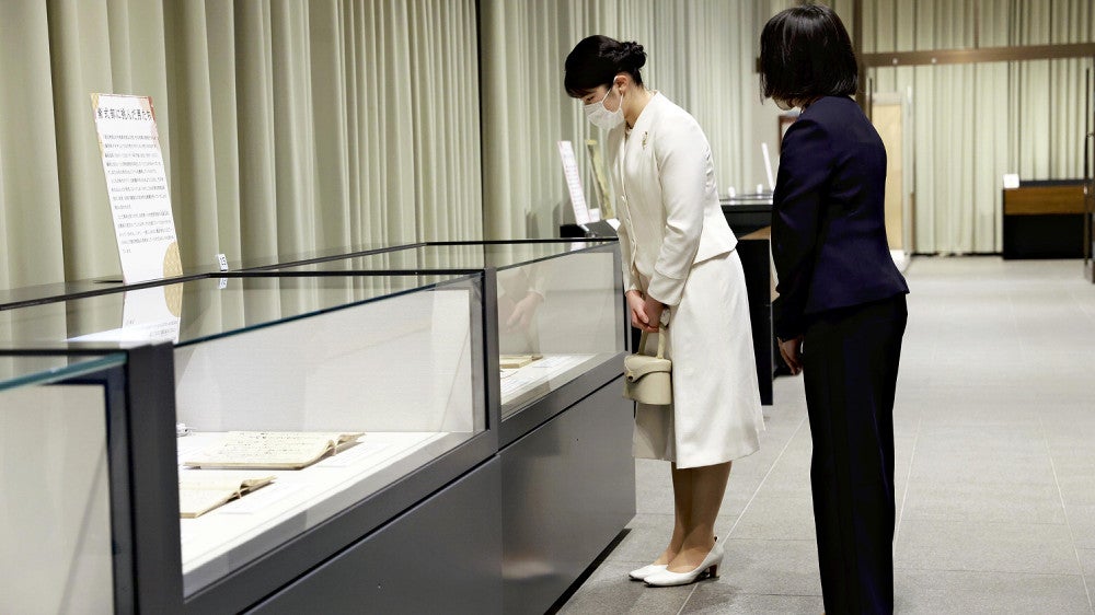 特別展を鑑賞される愛子さま（１１日午後、東京都千代田区で）＝代表撮影