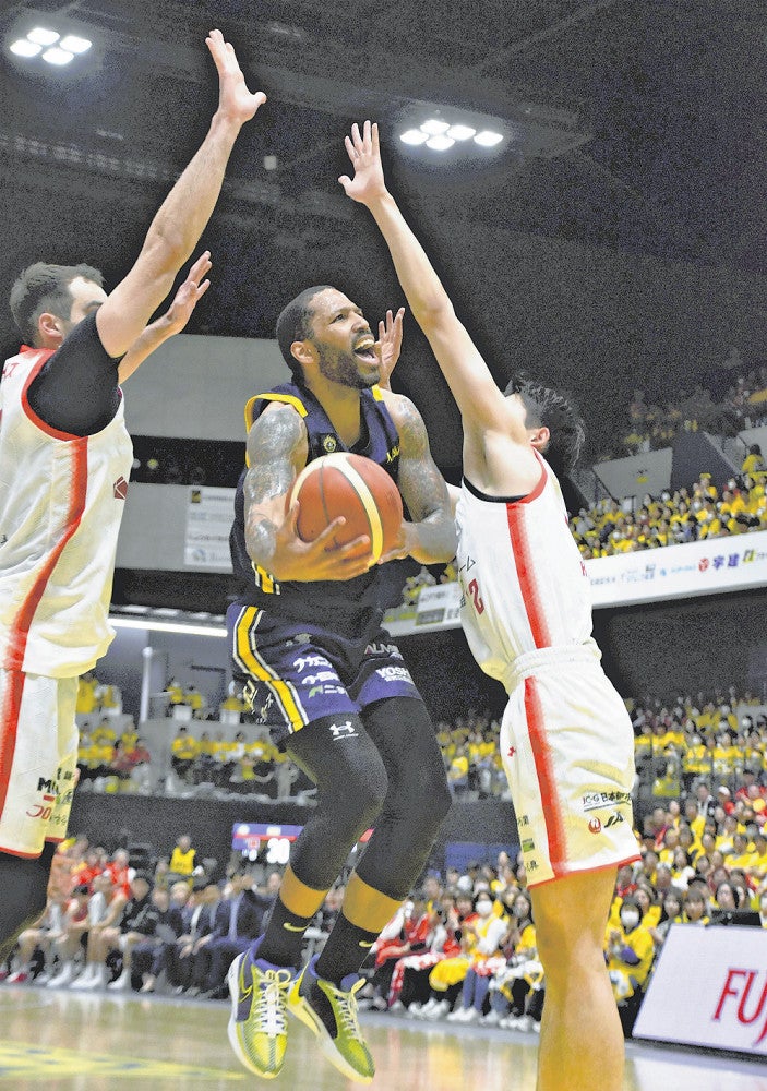 第２クオーター、シュートを狙うニュービル（１０日、宇都宮市の日環アリーナ栃木で）