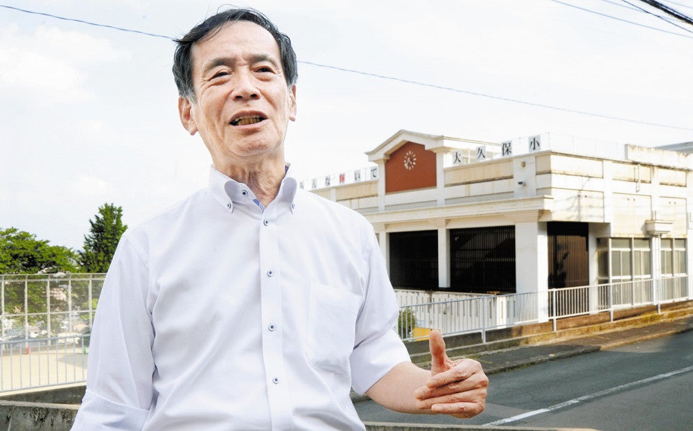 大久保小前で取材に応じ、「いのちの大切さを伝えたい」と語る小林さん（７日、長崎県佐世保市で）＝坂口祐治撮影