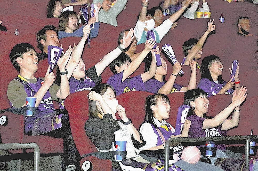盛んに声援を送るファンたち（１１日、山形市嶋北で）