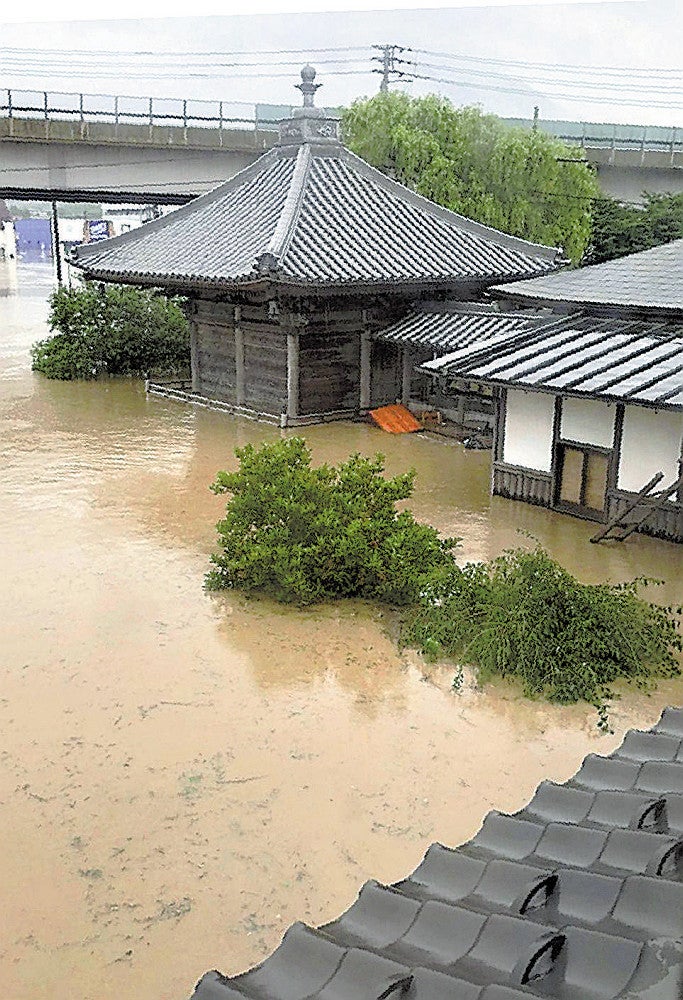 ２０１８年の西日本豪雨で浸水被害を受けた十夜ヶ橋の本堂（左）＝十夜ヶ橋提供（大洲市で）