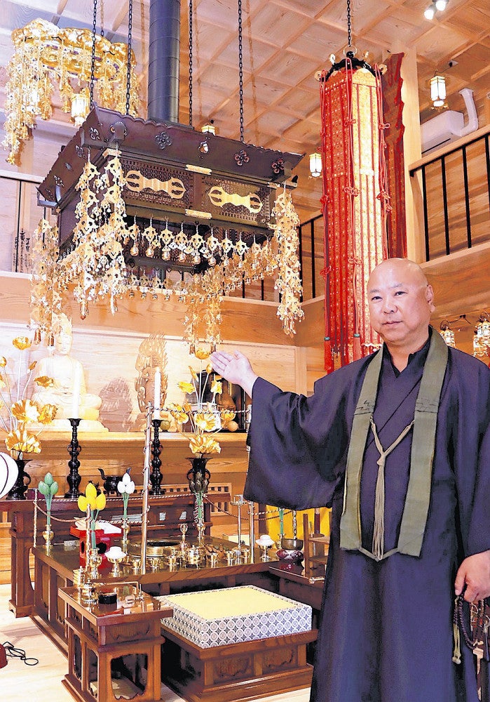 再建された本堂内部を案内する三好住職（大洲市で）
