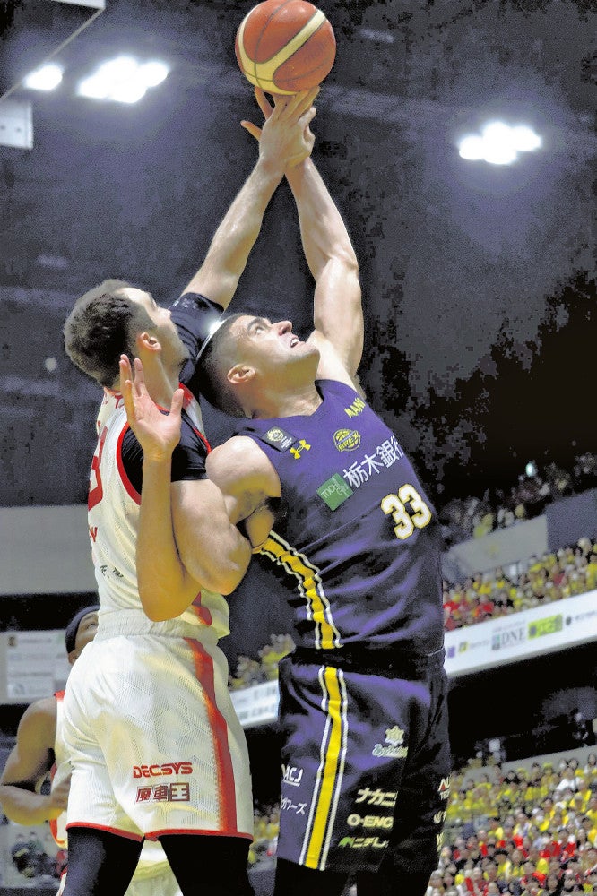 ゴール下で激しく競り合うエドワーズ（右）（１１日、宇都宮市の日環アリーナ栃木で）＝奥山大輝撮影