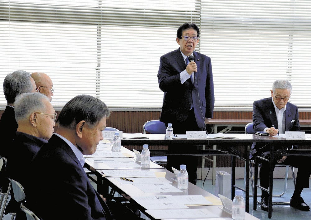 自民県連役員らを前に陳謝する金子恭之・党組織運動本部長（右から２人目）（８日、宇都宮市で）