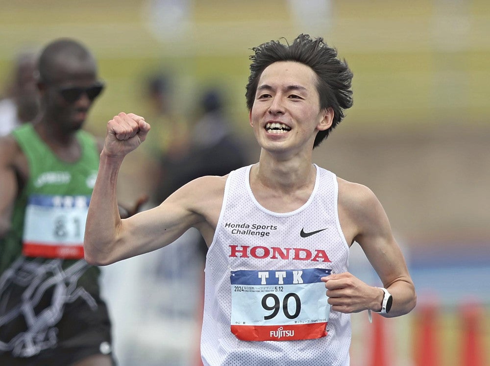 初優勝を飾り、笑顔でゴールする中山顕（１２日）＝富永健太郎撮影